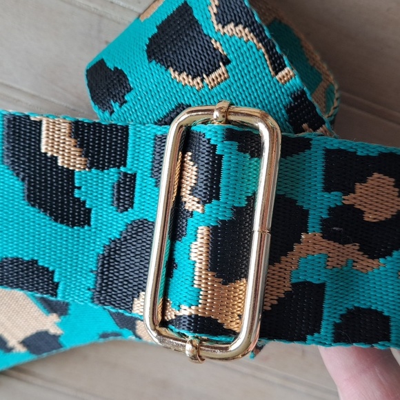 Ahdorned Guitar Style Cheetah Animal Print Crossbody Gold Hardwear Strap - Picture 3 of 8